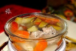 竹蔗马蹄胡萝卜猪骨汤