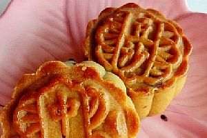 莲蓉蛋黄广式月饼