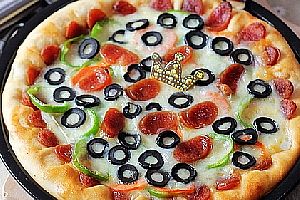 腊肠黑橄榄披萨