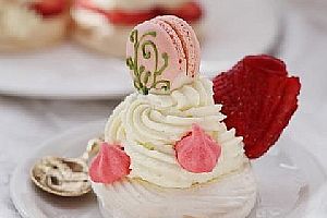草莓奶油蛋白饼