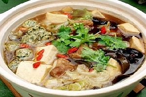 什锦沙锅豆腐汤