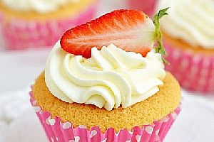 草莓奶油杯子蛋糕