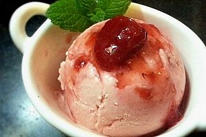 草莓酱冰淇淋