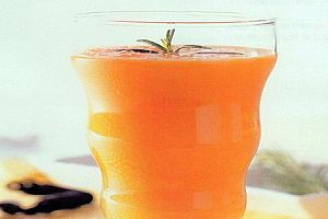 胡萝卜柳橙苹果汁