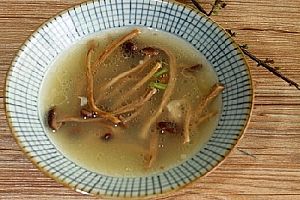 茶树菇排骨汤的家常做法