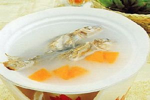 煲鱼汤时怎样保持鱼不破碎？