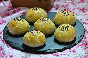 苏式月饼:蛋黄酥
