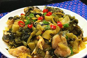 酸菜焖黄骨鱼