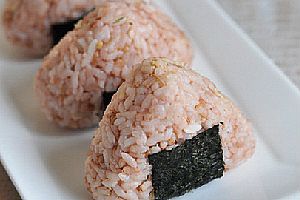 红粳米肉松饭团