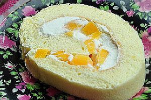 黄桃奶油蛋糕卷