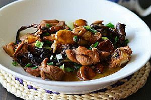 板栗榛蘑炖鸡肉