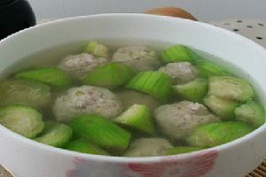 丝瓜草菇肉丸汤