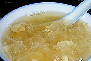 冰糖银耳莲子汤的简单做法